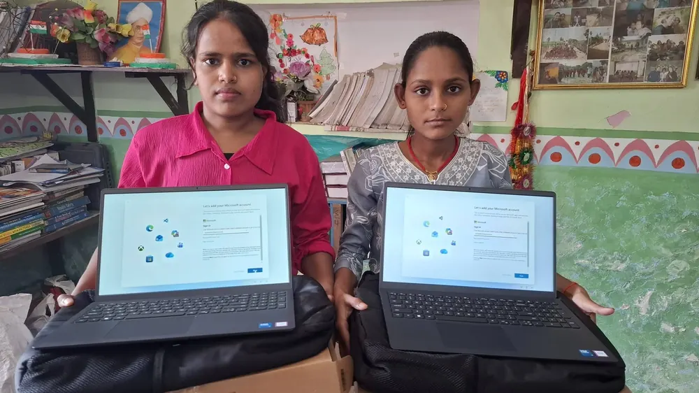 Riya et Asha avec leurs ordinateurs