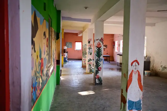 Les couloirs aux murs peints