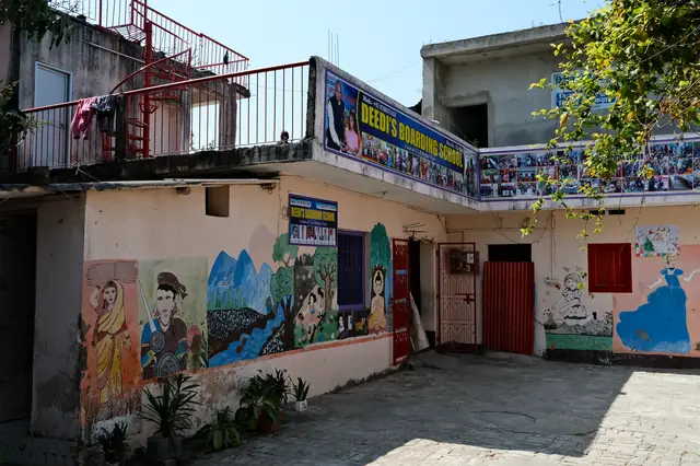 La façade de l'école