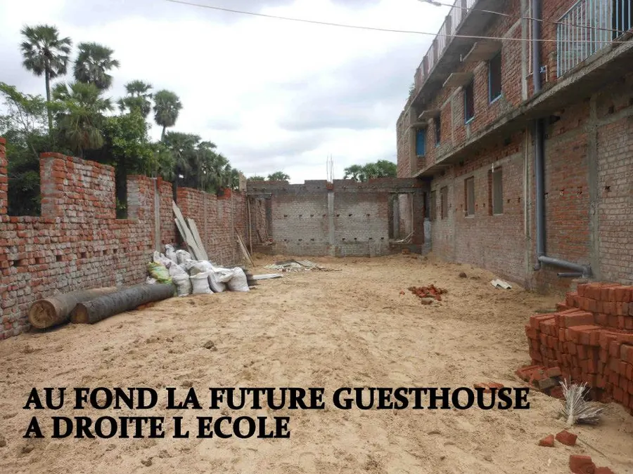 Au fond la future guesthouse, à droite l'école