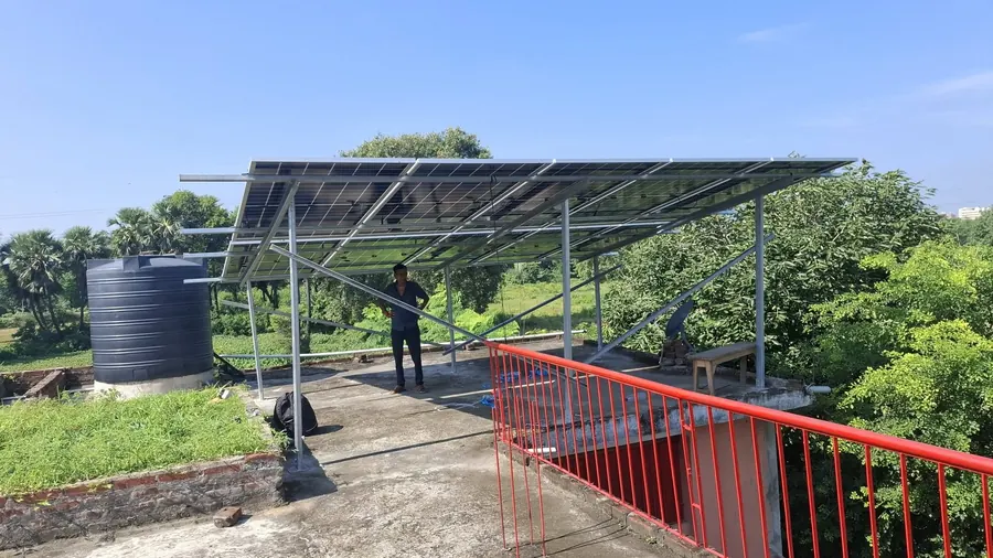 Les panneaux solaires sur la terrasse de l'école
