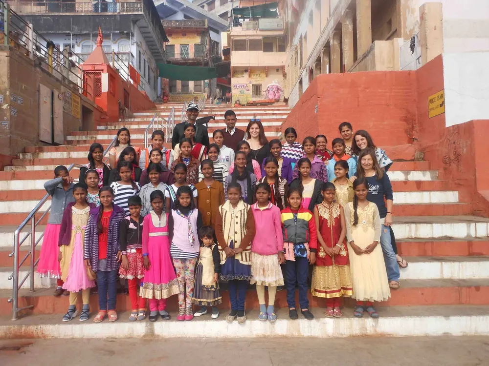 Les élèves de la Deedi's School sur les marches d'un ghat à Varanasi