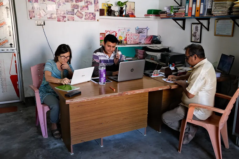 Des bénévoles au bureau de l'école, à Bodhgaya
