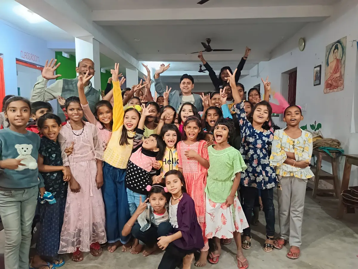 Les élèves de la Deedi's School réunies, souriantes