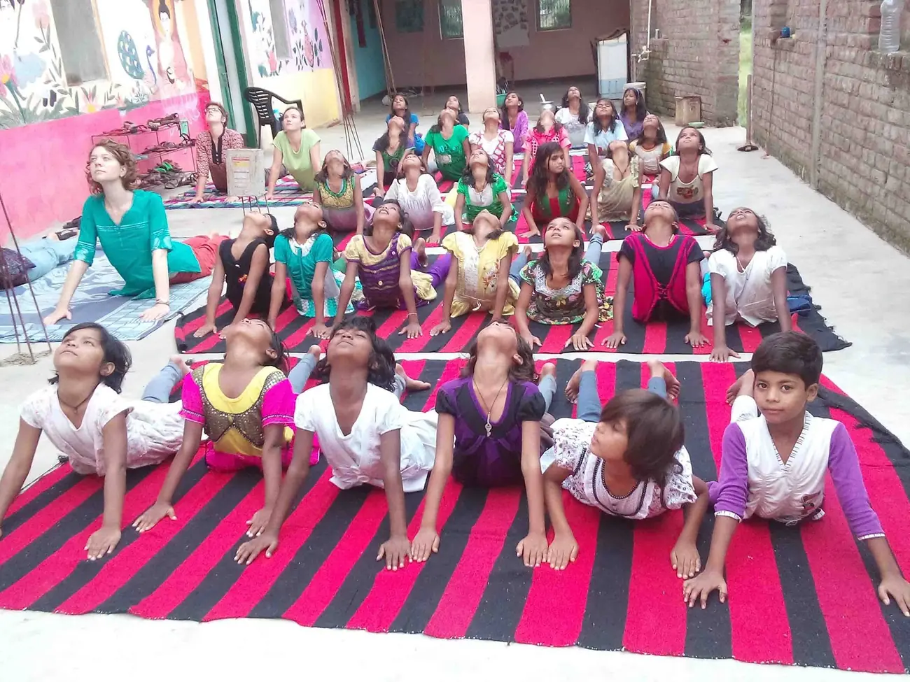 Séance de yoga avec une volontaire et les élèves